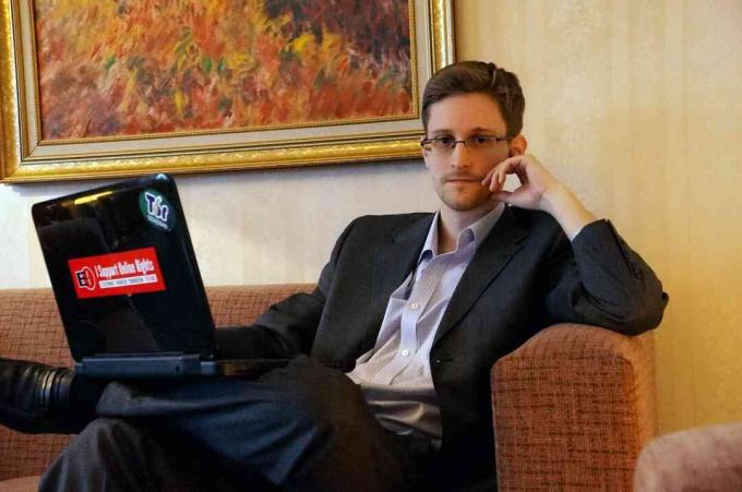 Edward Snowden pózuje pre fotografiu počas rozhovoru na neznámom mieste v decembri 2013 v ruskej Moskve.
