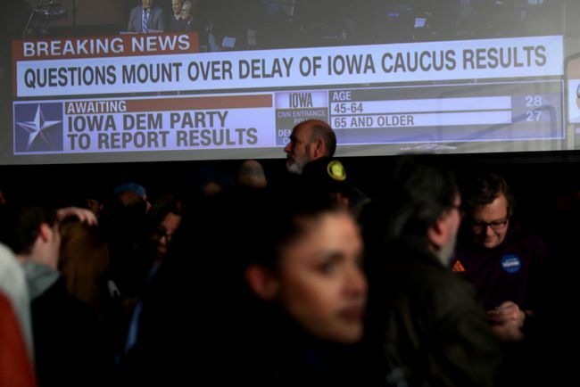 Stúpenci demokratického prezidentského kandidáta Sen. Bernie Sanders (I-VT) počkajte na výsledky na jeho večierku s nočnými hliadkami 3. februára 2020 v Des Moines, Iowa.