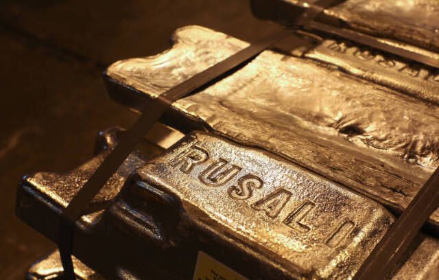 Logo Rusal je umiestnené na hliníkových ingotoch pred distribúciou v irkutskej taviarni hliníka, ktorú v ruskom Shelekhove prevádzkuje spoločnosť United Co. Rusal.