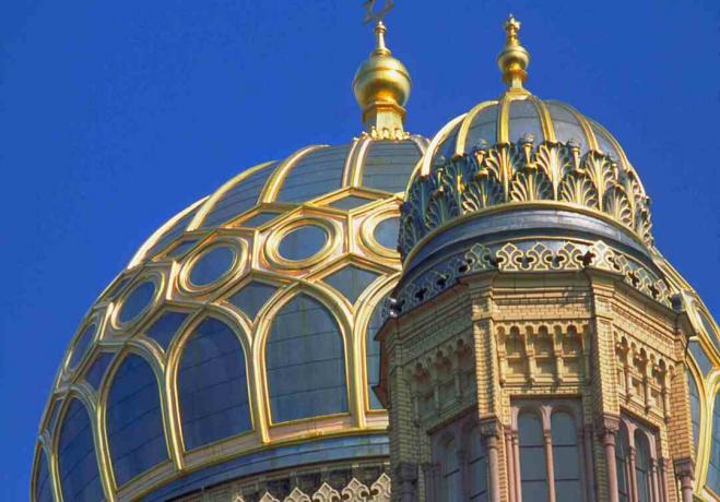 Modré a zlaté kopule Neue Synagogue v okrese Scheunenviertel (Barn Quarter), kedysi veľká židovská štvrť v Berlíne