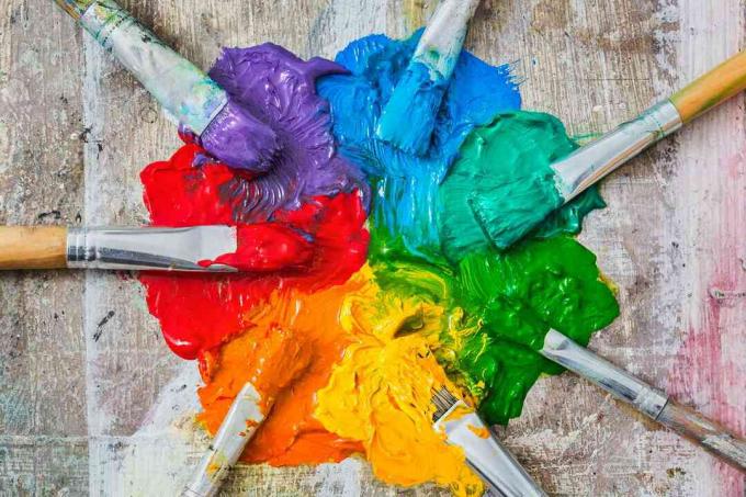 Štetce a olejové farby, špinavé spektrum farieb