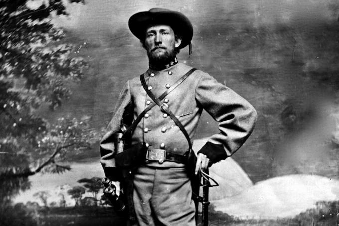 John Singleton Mosby, nazývaný Gray Ghost, vystupoval v uniforme veliteľa práporu Konfederačného jazdectva v roku 1864, ktorý použil Ratcliffov dom ako základňu