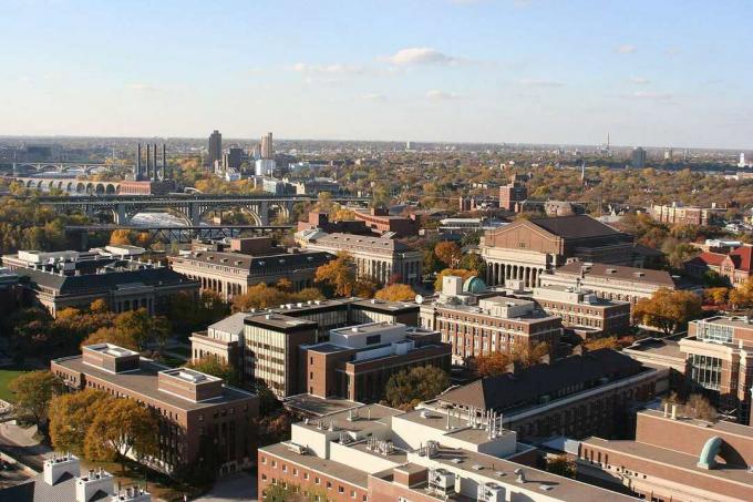 Areál univerzity v Minnesote od Východného brehu.