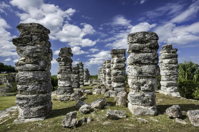 Stĺpy na ruinách Maya v Ake, Yucatan, Mexiko