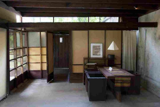 Stena okien a administratívne okná osvetľujú vnútorný priestor v Schindlerovom dome z roku 1922 v Los Angeles v Kalifornii