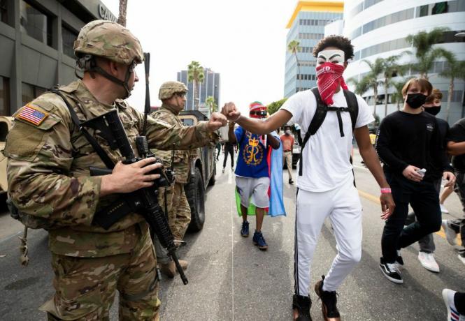 Päsť demonštranta narazila počas pochodu na člena Národnej gardy v reakcii na smrť Georga Floyda 2. júna 2020 v kalifornskom Los Angeles.