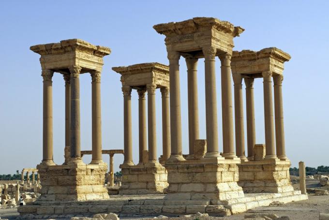 Prestavaný tetrapylon na Cardo Maximus, Palmyra, Sýria