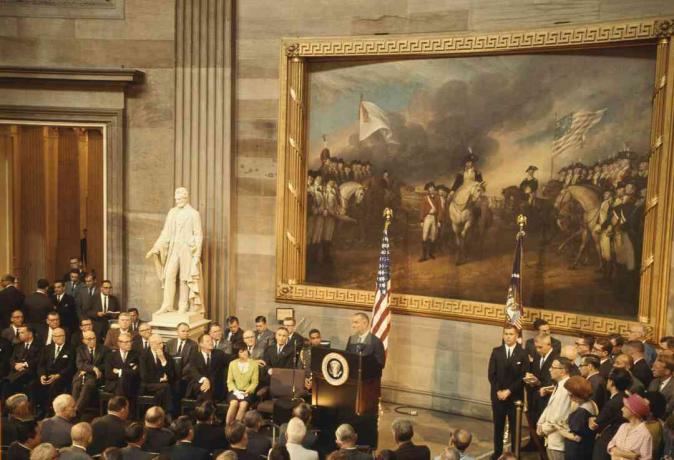 Prezident Johnson pred maľbou Johna Trumbulla