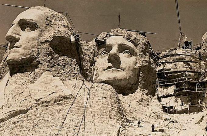 Mount Rushmore vo výstavbe