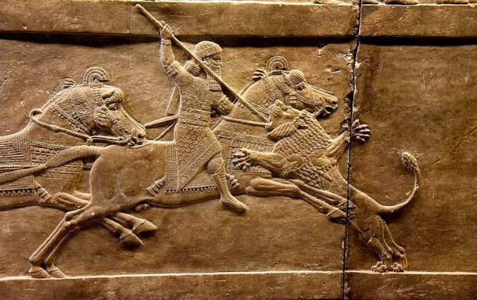 Asýrsky kráľ Ashurbanipal na svojom koni strčil kopiju na hlavu leva