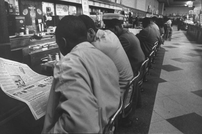 Afroameričania pri obedovom pulte obchodu Woolworth
