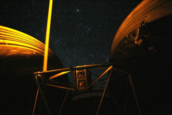 Vodiaca hviezda laserového observatória Keck Observatory.