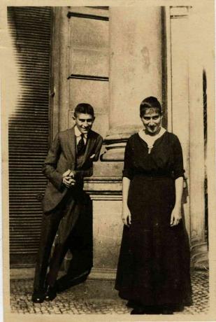 Franz Kafka so svojou sestrou Ottlou pred Oppeltovým domom v Prahe Umelec: Anonymous