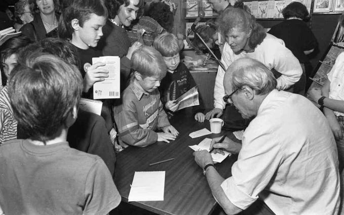 Dav detí čaká na Dahlov autogram