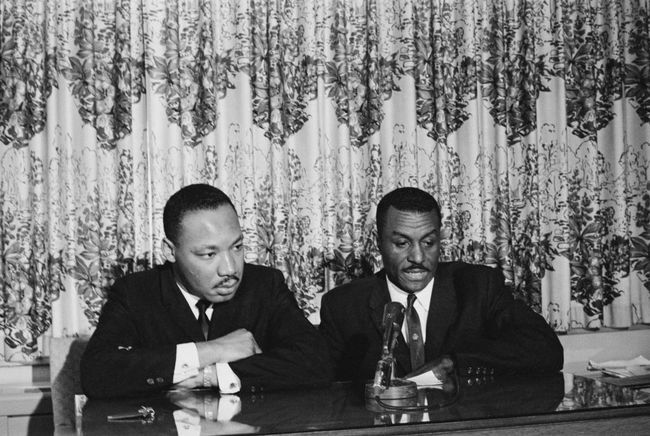 Aktivisti za občianske práva Martin Luther King Jr. a Fred Shuttlesworth usporiadali tlačovú konferenciu na začiatku Birminghamskej kampane v máji 1963.