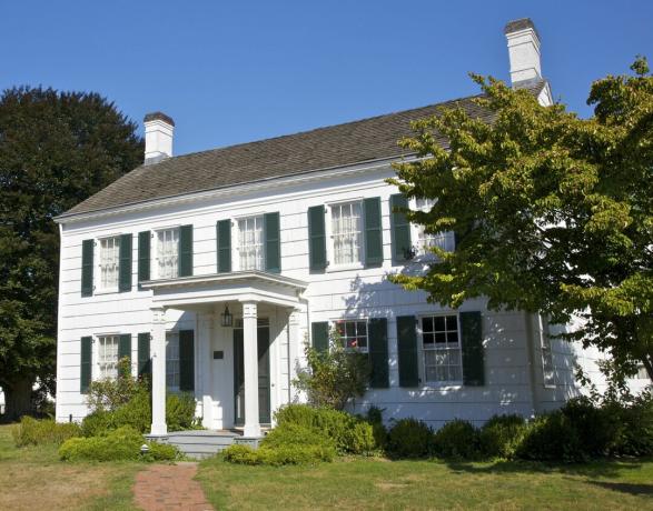 Biely koloniálny statok so zelenými okenicami, Corwith House, c. 1850, Long Island