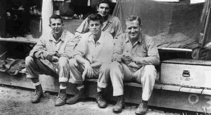John F. Kennedy s ostatnými členmi posádky