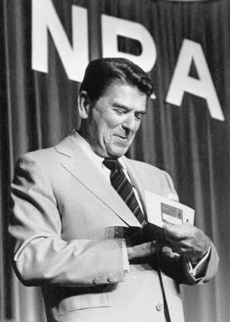 Prezident Reagan dostal svoju členskú kartu NRA