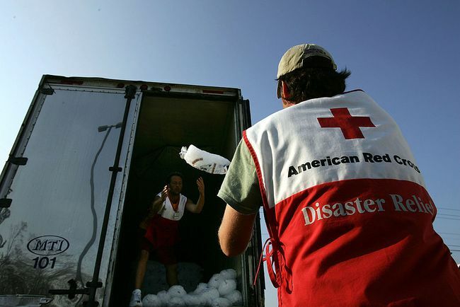 Dobrovoľník z Amerického Červeného kríža vykladá vrecia ľadu pre ľudí v núdzi po hurikáne Katrina 14. septembra 2005 v Biloxi, Mississippi.