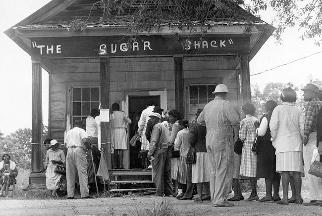 Afroamerickí voliči, ktorí môžu prvýkrát voliť vo vidieckom okrese Wilcox v Alabame, sa po schválení federálneho zákona o volebných právach v roku 1965 zoradia pred volebnou miestnosťou.