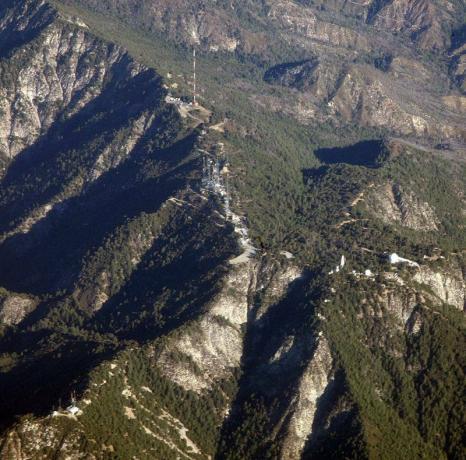 Letecká fotografia hrebeňa Mount Wilson and Observatory.