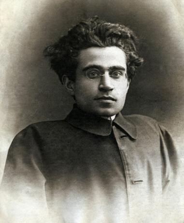 Antonio Gramsci (1891-1937), politik; predtým, ako sa pripojil k Socialistickej strane, bol v roku 1921 jedným zo zakladateľov Talianskej komunistickej strany