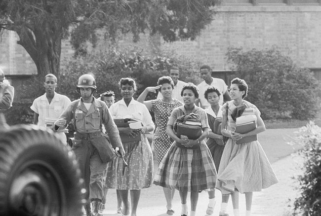 Študenti Little Rock Nine Black opúšťajú Little Rock v štáte Arkansas Central High School po skončení ďalšieho školského dňa.