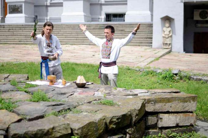 ukrajinská pohanská komunita robia rituálne obrady venované Perunu na Ukrajine