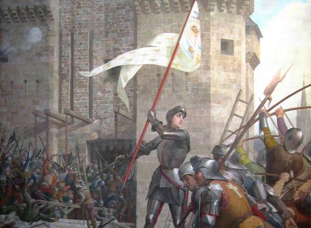 Joan z Arku v brnení mávala bielo-zlatou vlajkou pred vojakmi.