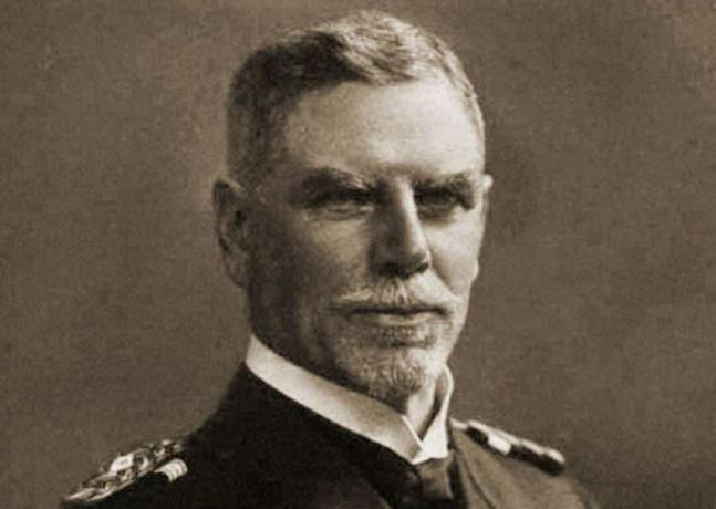 Portrét viceadmirála Maximiliána von Spee v jeho námornej uniforme.