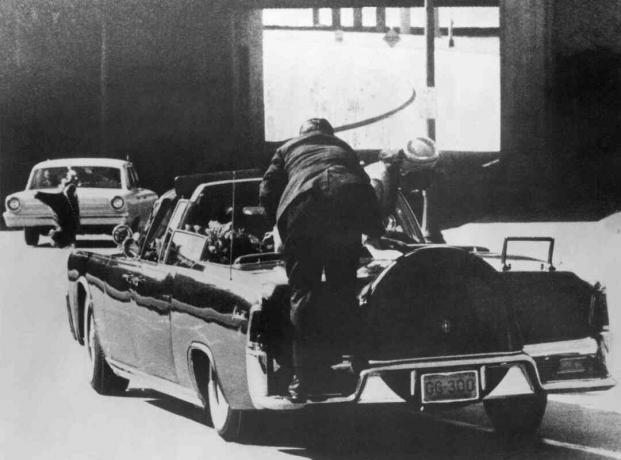 Secret Service Man Lezenie na auto prezidenta Kennedyho