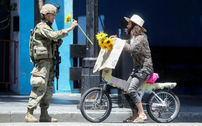 Vojak Národnej gardy dostane kvetinu od demonštranta počas pokojnej demonštrácie nad smrťou Georga Floyda v Hollywoode 3. júna 2020.