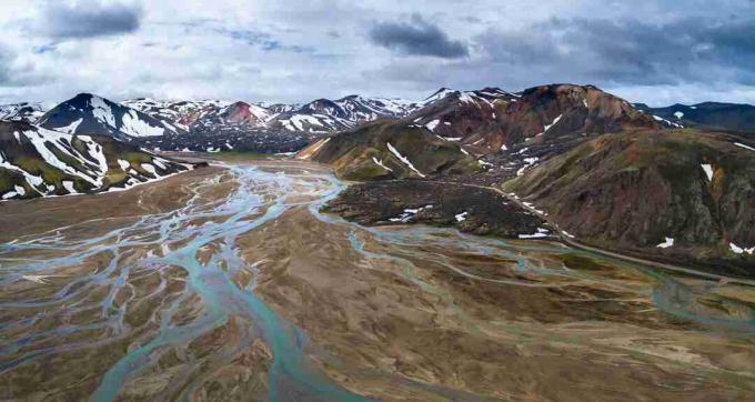 Landmannalaugar na Islande predstavuje množstvo farieb, ktoré získal ryolit.