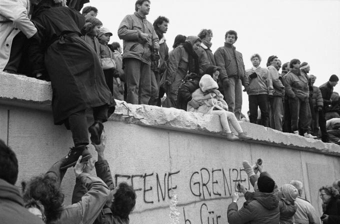 East Berliners na vrchu berlínskeho múru, 1989