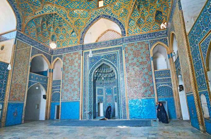 Oslňujúce islamské vzorce v mešite Jameh zo 14. storočia s výhľadom na jedinečný fajánsový mahrab, Yazd, Irán.