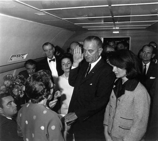 Lyndon B. Johnson zložil prísahu