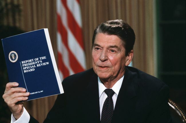 Prezident Ronald Reagan drží kópiu správy Tower Commission o škandále Iran-Contra