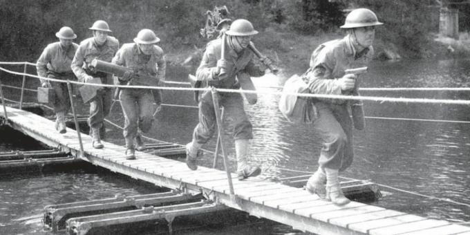 Americkí vojaci prechádzajú cez malý pontónový most.