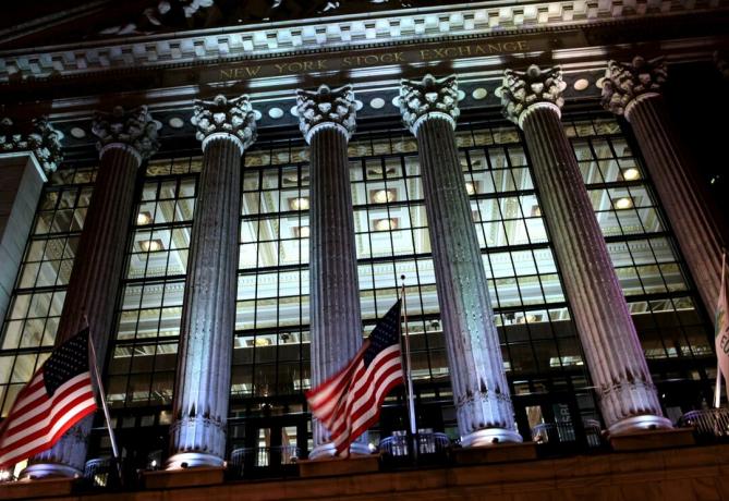 Nočný pohľad na fasádu zo sklenenej opony na New York Stock Exchange (NYSE), navrhol George B. pošta