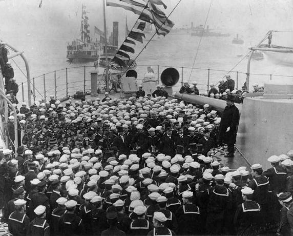Prezident Theodore Roosevelt stál na bojovej veži s davom námorníkov pred sebou.