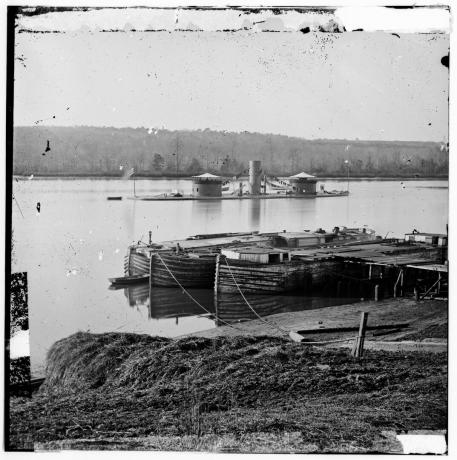 U.S.S. Onondaga, monitor postavený v roku 1864 s dvoma vežami.