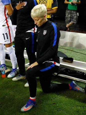 Fotografia ženskej futbalovej hviezdy Megan Rapinoe, ktorá kľačala počas Národnej hymny