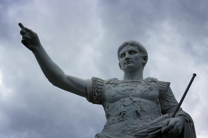 Socha Julius Caesar proti búrlivej oblohe.