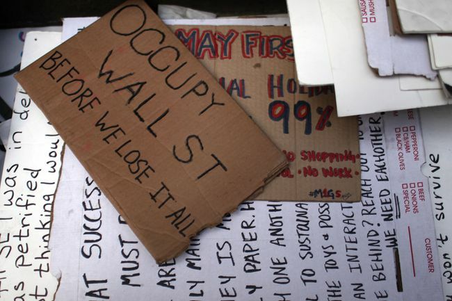 Hromada protestných nápisov Occupy Wall Street