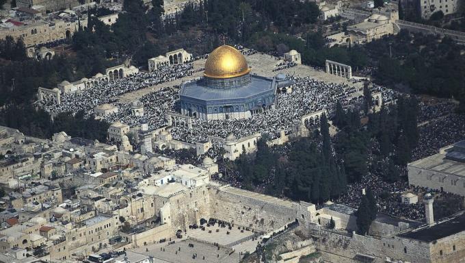 Letecký pohľad na piatok modlitby, Temple Mount, Dome of the Rock, Jeruzalem, Izrael