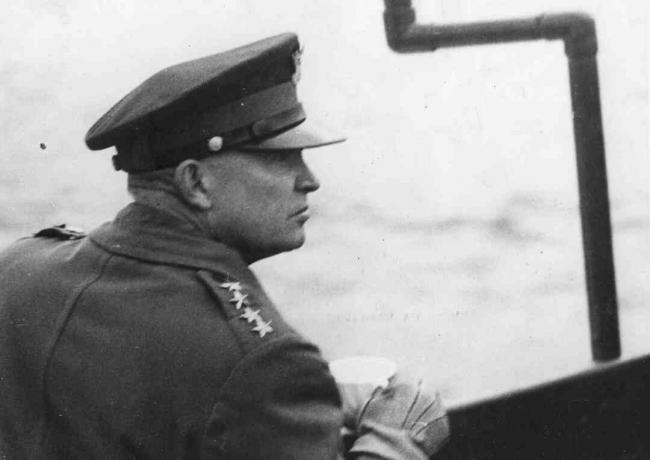Generál Dwight D Eisenhower (1890 - 1969), najvyšší veliteľ spojeneckých síl, sleduje Spojenecké vyloďovacie operácie z paluby vojnovej lode v Lamanšskom prielive počas druhej svetovej vojny, jún 1944. Eisenhower bol neskôr zvolený za 34. prezidenta Spojených štátov