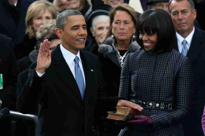 Barack Obama s rukou na šibenici sú prisahaní pri svojej manželke na druhé funkčné obdobie.