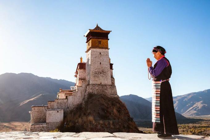 Stará tibetská žena v tradičných šatách, Tibet
