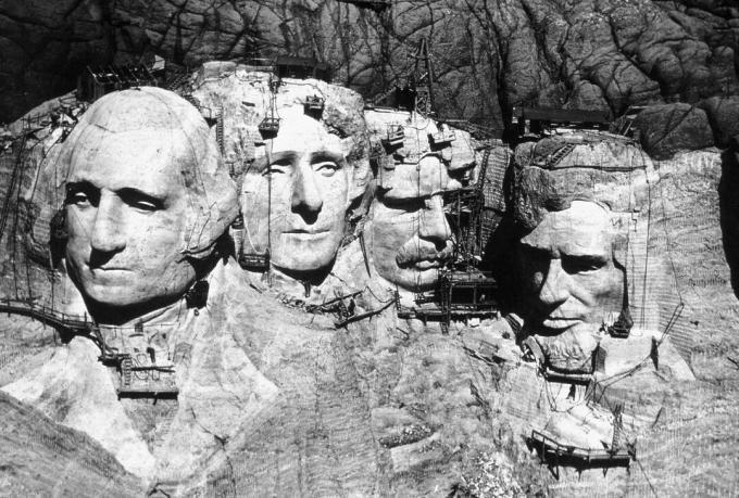 Mount Rushmore vo výstavbe.