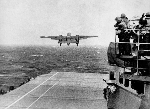 B-25 Mitchell vzlietol z USS Hornet, 1942.